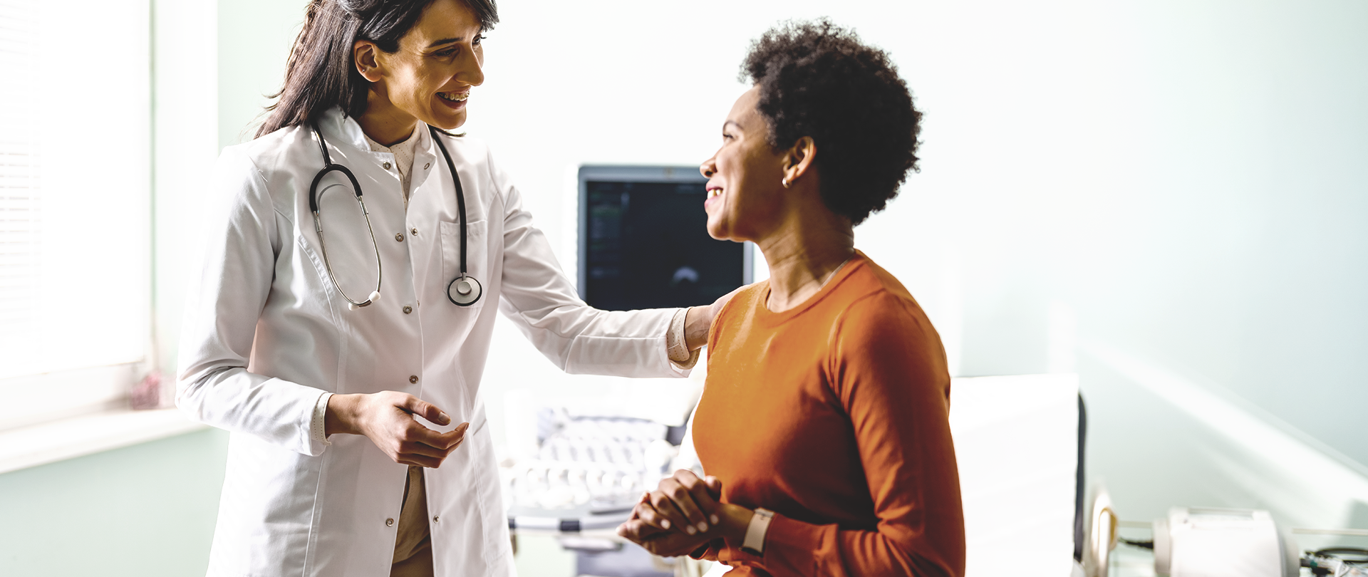 Junge Ärztin erklärt einer Patientin den einfachen Weg zur Tiefen Hirnstimulation (THS)