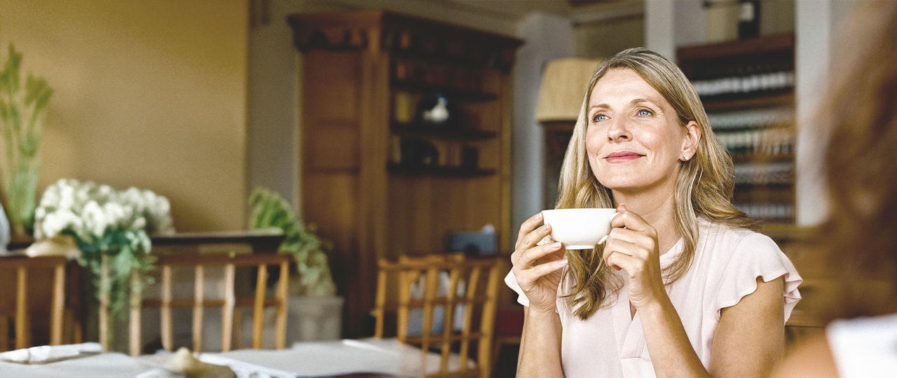 Dame kann dank der Tiefen Hirnstimulation (THS) wieder eine Tasse Tee genießen